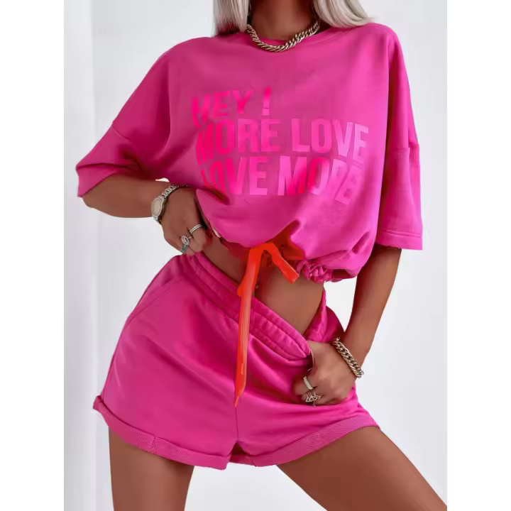 2025 Conjunto deportivo de dos piezas de moda europea y americana de primavera y verano, top de manga corta con estampado de letras y conjunto de pantalones cortos - 1