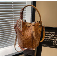 Bolso de mano de mujer nuevo de primavera y otoño de nicho de moda 2025, bolso de hombro versátil de moda, bolso de cubo tejido. - details 28