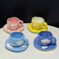 Rejilla pintada a mano con bajo esmalte, floretes de tulipán, cielo azul y nubes blancas, taza y platillo de café, taza y platillo de cerámica irregular exprimidos a mano - details 4