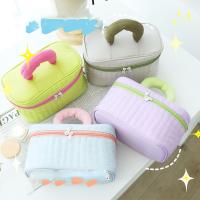 Bolsa de almacenamiento para maquillaje de nailon para mujer, bolsa de cosméticos de viaje, con contraste de triángulo grande, creativo, a la moda - details 2