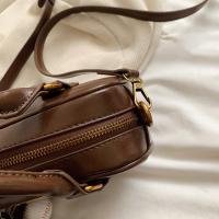 Bolso de hombro convertible para mujer - Bolso Boston con correa desmontable, detalles en tonos dorados y cierre de cremallera, marrón café/negro, versátil para uso informal y formal, bolso pequeño cruzado, accesorio de viaje, bolso elegante, herrajes pul - details 2