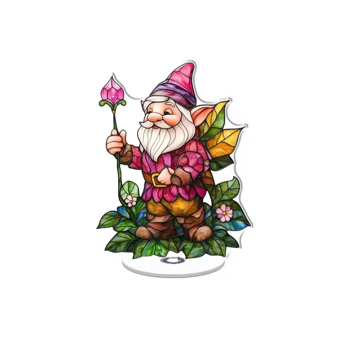 Adorno acrílico giratorio con un lindo elfo rosa con una varita de hada parada sobre hojas y flores verdes vibrantes sobre un fondo blanco - 1