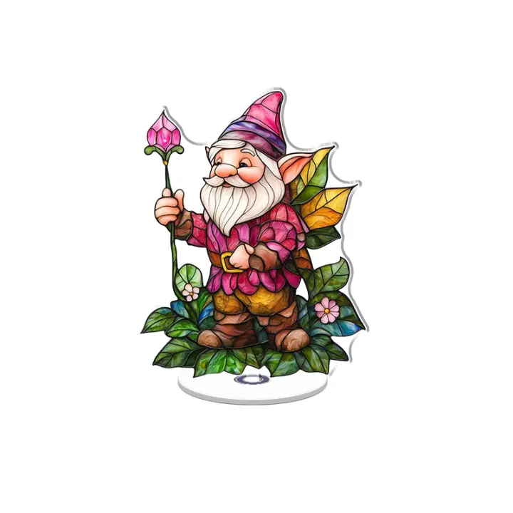 Adorno acrílico giratorio con un lindo elfo rosa con una varita de hada parada sobre hojas y flores verdes vibrantes sobre un fondo blanco - 1