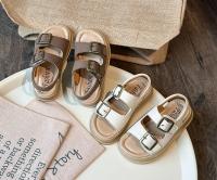 Sandalias de playa informales para niños y niñas, zapatos planos con hebilla de Metal para vacaciones de verano, diseño minimalista de estilo neutro elegante - details 1