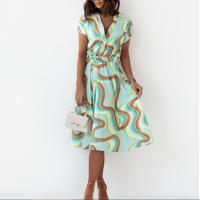Vestido corto con capucha de manga corta para mujer en verano Cuello en V, un solo pecho, estampado en línea, longitud media - details 2