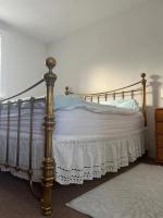 Elegante falda de cama bordada en blanco, resistente a las arrugas y a la decoloración, 15 pulgadas de altura - details 0