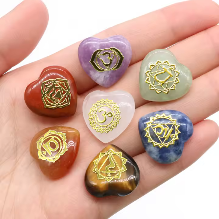 Piedras de Chakra en forma de corazón, cristal curativo Reiki con símbolos de Chakra grabados, meditación, equilibrio, piedra de Palma caída, juego de 7 - 1