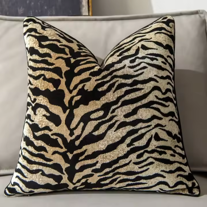 Funda de Almohada de Terciopelo con Patrón de Tigre de Alta Gama Diseño Decorativo de Almohada para Sala de Estar - 1