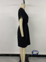 Vestido casual de mujer con cuello en V, manga corta, cintura alta, falda acampanada en negro - details 7