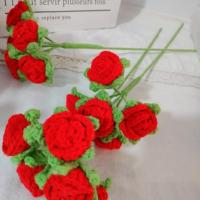 Bonito ramo de rosas tejido a mano, artesanía artesanal terminada, flores artificiales de ganchillo, plantas tejidas caseras, rama, decoración del banquete de boda - details 5