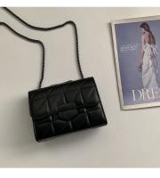 Bolso Cruzado de Cuero Negro con Estilo Bolso de Hombro Versátil para Mujeres con Correa de Cadena, Tejido en Diamantes, Cierre de Hebilla Metálica - details 5
