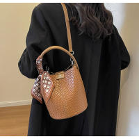 Bolso de mano de mujer nuevo de primavera y otoño de nicho de moda 2025, bolso de hombro versátil de moda, bolso de cubo tejido. - details 17