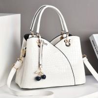 2022 El bolso de mano de textura de cocodrilo sintético más nuevo y moderno para mujer con colgante de cereza: elegante bolso y bolso de hombro negro y rojo, cierre de cremallera, forro de poliéster, detalle de pintura en los bordes, bolso | Bolso elegant - details 5