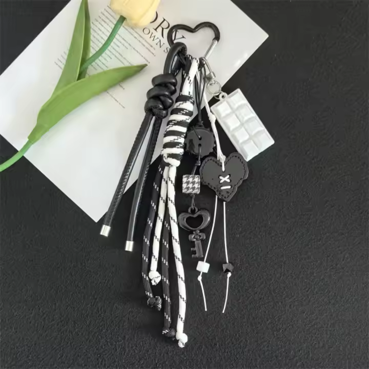 Llavero con forma de corazón de dibujos animados para niña, decoración de bolso antipérdida, colgante de bolso en forma de corazón, tejido a mano, multifuncional - 1