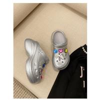 Zapatillas de plataforma con agujeros para mujer, a la moda, con suela de EVA suave, estilo bolsa de plata, zapatillas geniales. - details 45