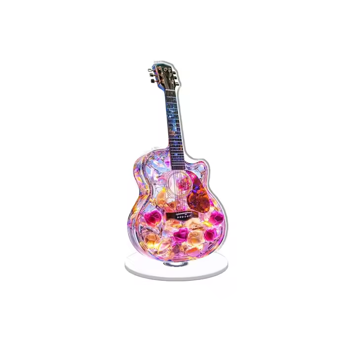 Exhibición acrílica giratoria con una guitarra de vidrio translúcido con pétalos de rosas brillantes y hongos bioluminiscentes, colocada sobre un fondo blanco brillante y sin sombras. - 1