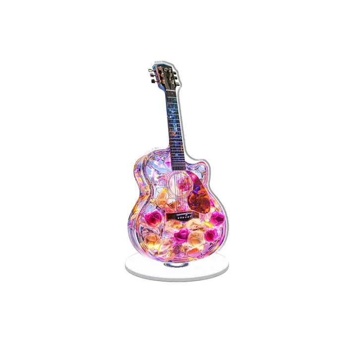 Exhibición acrílica giratoria con una guitarra de vidrio translúcido con pétalos de rosas brillantes y hongos bioluminiscentes, colocada sobre un fondo blanco brillante y sin sombras. - 1