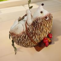 Bonito colgante de erizo de imitación, adorno de erizo trepador hecho a mano de resina, decoración única de animales de paisaje - details 1