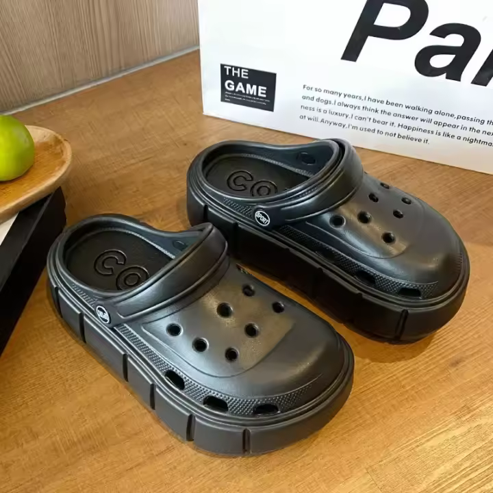 Zuecos de moda con dijes, recién llegados, suela gruesa, pantuflas de exterior para mujer, sandalias de playa de verano de alta calidad para niñas - 1