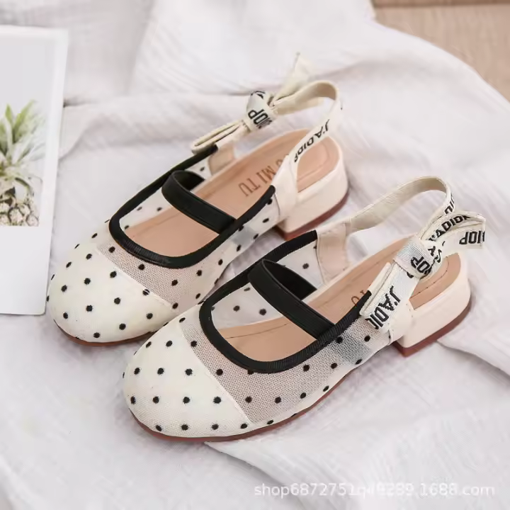 Sandalias de malla con lunares de moda para niñas Zapatos de princesa Zapatos Baotou para niños medianos y mayores - 1