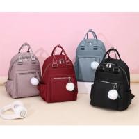 Mochila ligera e impermeable para mujer, bolso de viaje informal, Bola de felpa bonita, color rojo, azul y negro - details 6