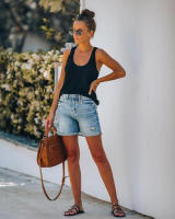 Pantalones cortos de mezclilla para mujer con rasgos rectos y rizados de moda 2025. - details 6