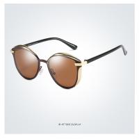 El conductor masculino conduce gafas de sol polarizadas metálicas para deslumbrar las gafas de sol - details 26