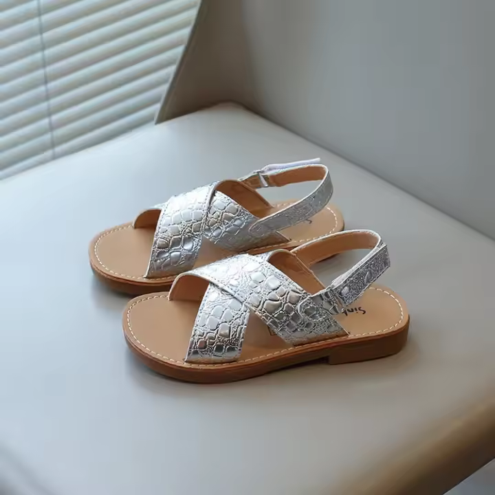 Sandalias de verano para niños y niñas, tela de piel brillante, zapatos de playa para niños, planos, cruzados, correa de tobillo, Ins, caliente - 1