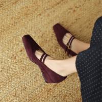 Retro cordero flip interior que aumenta los zapatos individuales, nueva hebilla cruzada de cabeza cuadrada con tamaño de tacón de cuña zapatos de mujer. - details 10