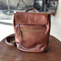 Mochila de cuero marrón con cremallera abatible, adecuada para estudiantes universitarias y estudiantes masculinos. - details 5