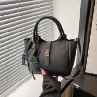 Bolso de mano elegante con forma de cubo cruzado inclinado, bolso de mano con colgante de cachorro para mujer, bolso de hombro de cuero de PU de alta gama con patrón de lichi, primavera y verano - details 13