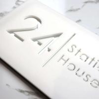 Placa de dirección personalizada con números de buzón hebreo de casa acrílica, placas de nombre para exteriores y hogar de oro negro - details 2