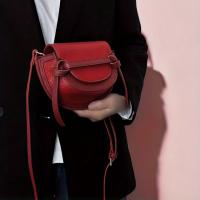 Bolso bandolera ajustable para mujer - Poliéster duradero de color rojo vibrante, compartimento espacioso para teléfono, lápiz labial y documento de identidad - Elegante y funcional para el desplazamiento diario, compras, trabajo - details 5