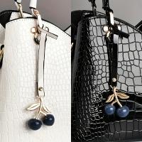 2022 El bolso de mano de textura de cocodrilo sintético más nuevo y moderno para mujer con colgante de cereza: elegante bolso y bolso de hombro negro y rojo, cierre de cremallera, forro de poliéster, detalle de pintura en los bordes, bolso | Bolso elegant - details 10