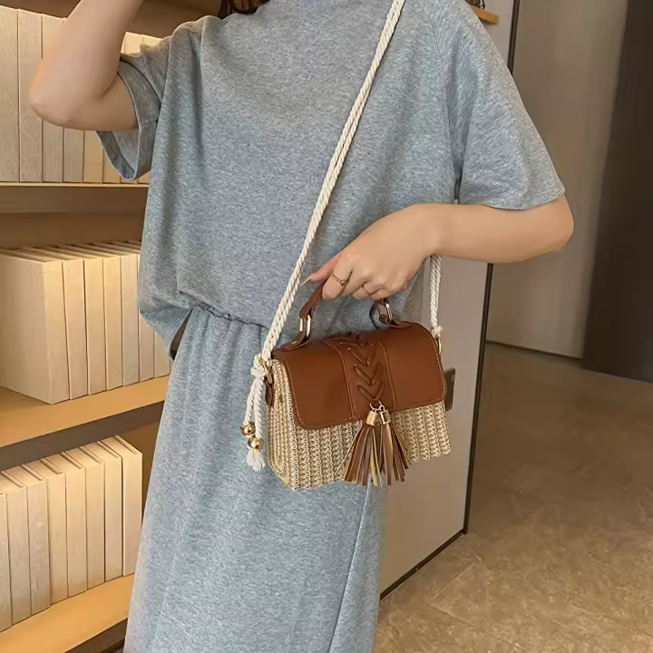 Bolso elegante para mujer con detalles de borlas - Cierre magnético, herrajes en tono dorado, correa de cadena - Bolso cuadrado estructurado - 1