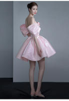 Vestido de noche de lujo ligero francés con un diseño elegante y elegante. Banquete estilo corto, fiesta de cumpleaños, un hombro rosa. - details 6