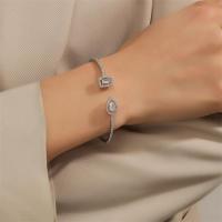 Brazaletes de Color dorado con geometría de lujo para mujer, pulseras de circonia cúbica a la moda, joyería diaria para fiesta INS. - details 2