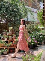 Tea break Vestido francés con tirantes florales rosas y cuello en U para vacaciones de verano para mujer, falda larga de playa con volantes - details 4