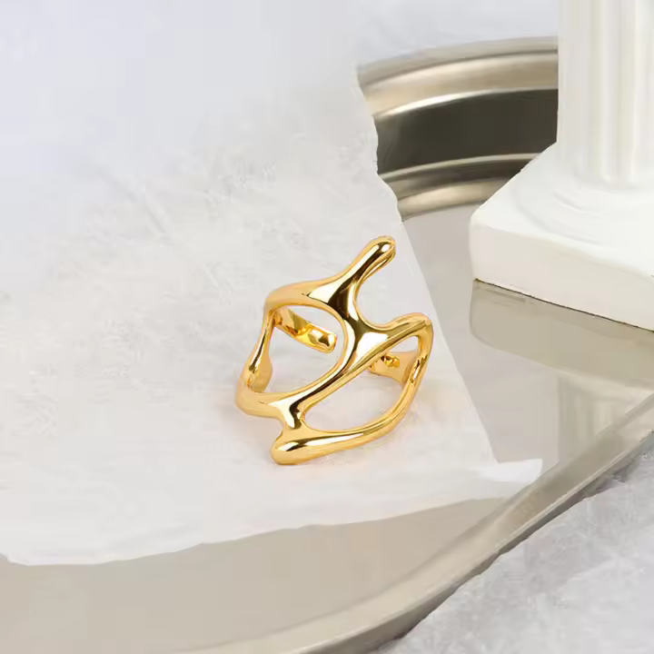 Anillo geométrico irregular de plata y oro, diseñado de forma única tanto para hombres como para mujeres. - 1