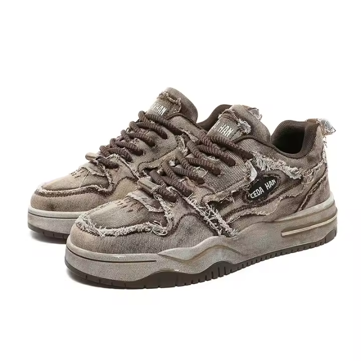 Zapatos de skate retro de mezclilla personalizados para hombre, zapatos deportivos versátiles para hombre, pareja de deportes al aire libre y zapatos casuales. - 1