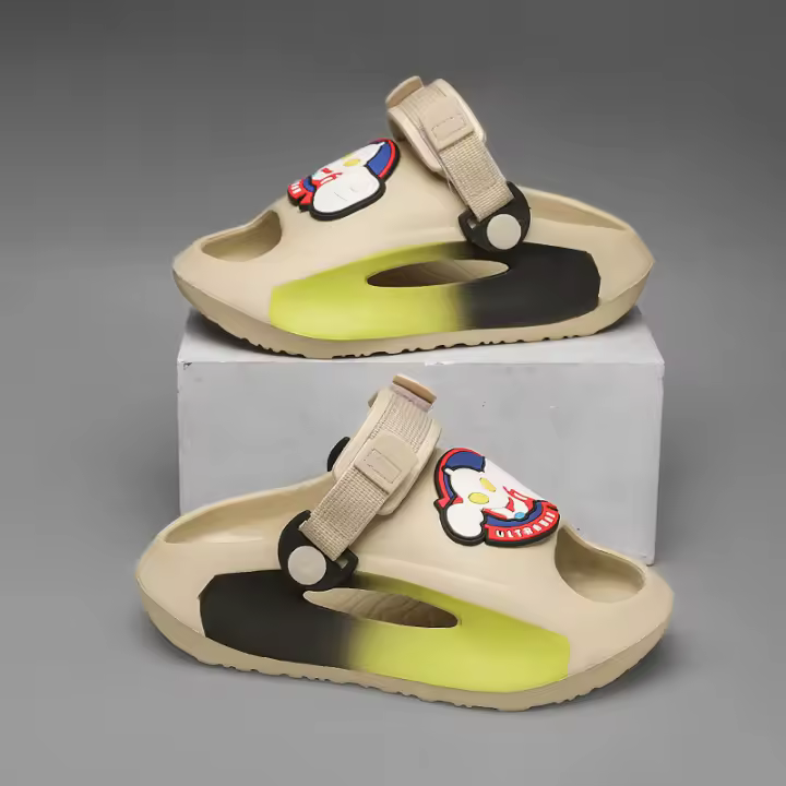 Zapatillas de verano para niños, sandalias para niños medianos y pequeños, zapatos Ultraman con agujeros para niños grandes, nuevos zapatos de playa para niños de moda dentro y fuera - 1