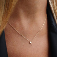 Collar de Pentagrama Plateado de Oro 18K Cadena de Clavícula de Estrella Perforada en Acero Inoxidable Versátil y Minimalista para Mujeres - details 4