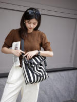 Bolso de mano informal de gran capacidad, de lona a rayas, con un solo hombro oblicuo. - details 4