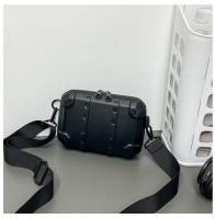 Bolso de remache personalizado para hombres de moda, popular bolso cuadrado pequeño blanco fresco, bolso de mensajero de hombro para mujeres de moda. - details 39
