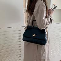 Bolso bandolera estilo maletín retro de gran capacidad para mujer, negro con herrajes en tono dorado y correa de hombro ajustable, bolso versátil para viajeros diarios, maletín de hombro |   Estilo Retro Elegante |   Acabado pulido, bolso bandolera - details 3
