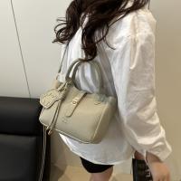 Bolso de mano elegante con forma de cubo cruzado inclinado, bolso de mano con colgante de cachorro para mujer, bolso de hombro de cuero de PU de alta gama con patrón de lichi, primavera y verano - details 16