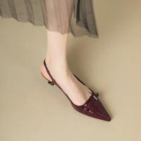 Sandalias de tacón medio de charol puntiagudo rojo vino francés para mujer, zapatos vacíos Retro con tacón ajustado en la espalda, novedad de verano 2025 - details 3