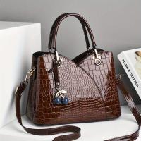 2022 El bolso de mano de textura de cocodrilo sintético más nuevo y moderno para mujer con colgante de cereza: elegante bolso y bolso de hombro negro y rojo, cierre de cremallera, forro de poliéster, detalle de pintura en los bordes, bolso | Bolso elegant - details 1