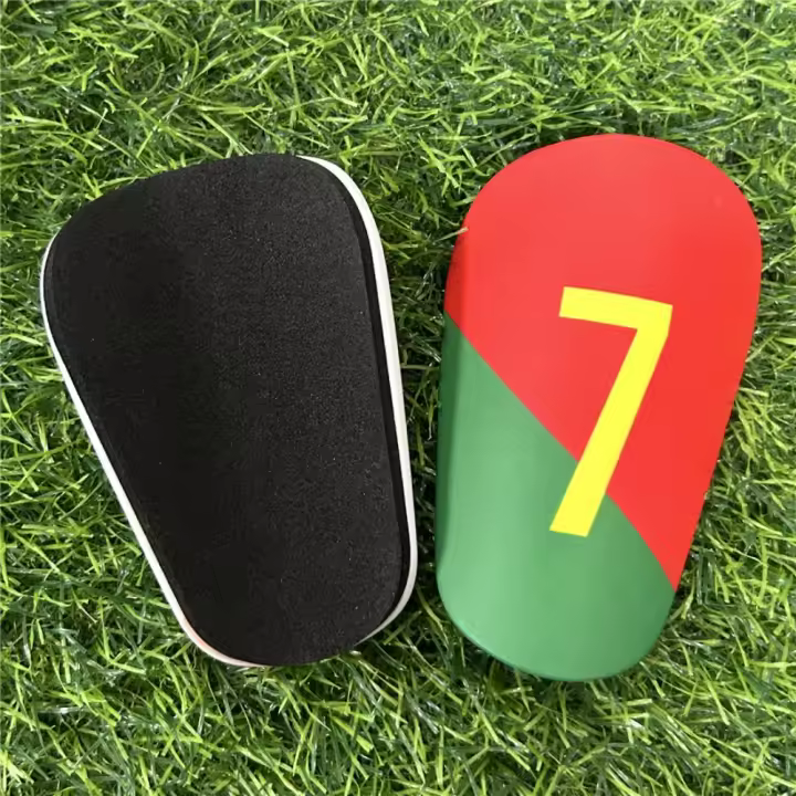Espinilleras protectoras para piernas de fútbol, ​​absorción de golpes, tablero de vástago de entrenamiento ligero, cubierta para piernas, espinilleras de fútbol de tamaño Mini - 1