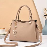 Elegante bolso de mano con correa de hombro desmontable, herrajes en tono dorado y elegante dije de hoja - Elegante bolso blanco para uso diario, bolso informal y elegante |   Bolso de mano con encanto elegante |   Bolsa - details 11